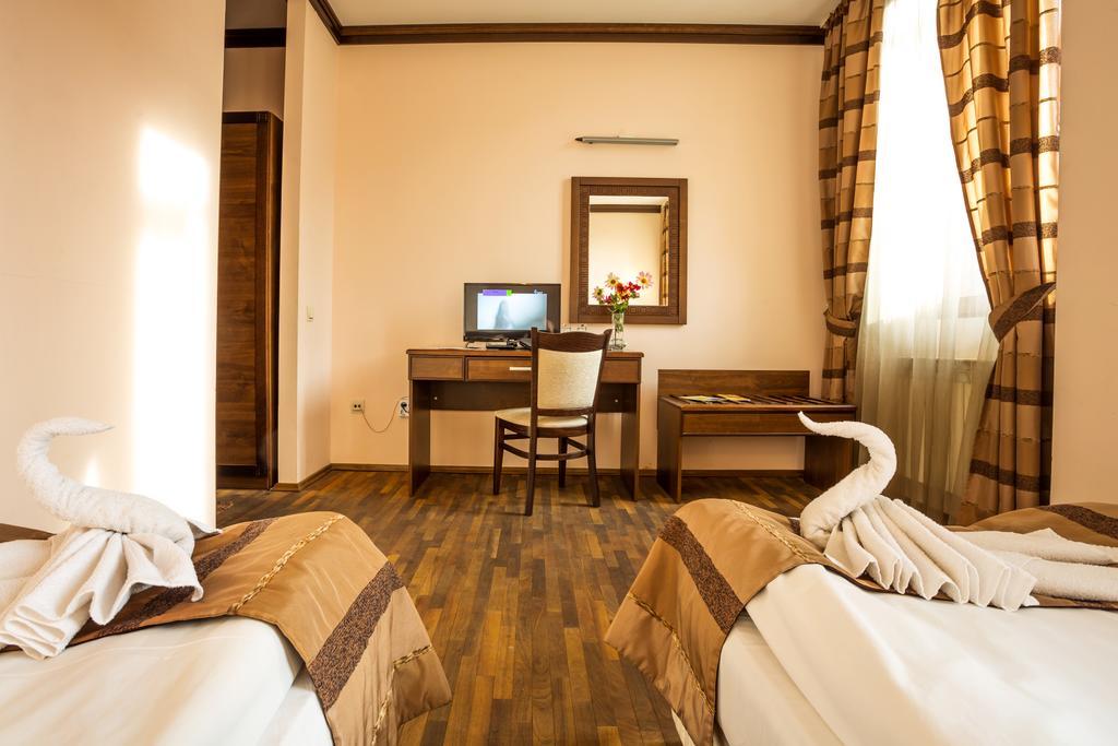 Family Hotel تيتيفين المظهر الخارجي الصورة
